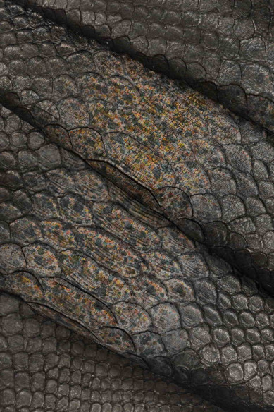 PELLE made in ITALY vitello nero con stampa squama serpente incisa, pellame pitone dipinta e decorata a mano