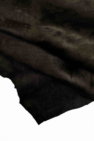 Pellame italiano, cavallino nero con stampa maculata effetto consumato, lucido, abb. morbido, look vintage-sportivo