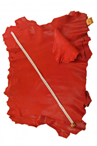 Pellame italiano, capra con stampa grana dollaro color rosso, abbastanza lucida, morbida, look sportivo