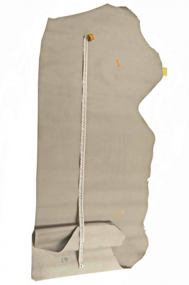 Pellame italiano, mezzo vitello grigio liscio, poco lucido, morbidezza media, setoso al tatto, look sportivo