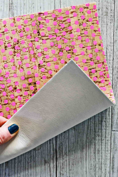 Fogli di SUGHERO naturale stampa a pois color rosa con PELLE di vitello color panna accoppiata nel retro 25x20/30x30/40x40 cm