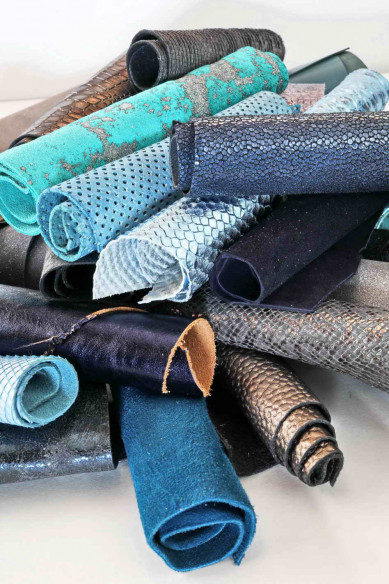 Sacchetto di ritagli di pelle miste, tonalità di BLU e GRIGIO, stampe, lamine, fantasie e morbidezze varie, da 0,300 kg a 1 kg