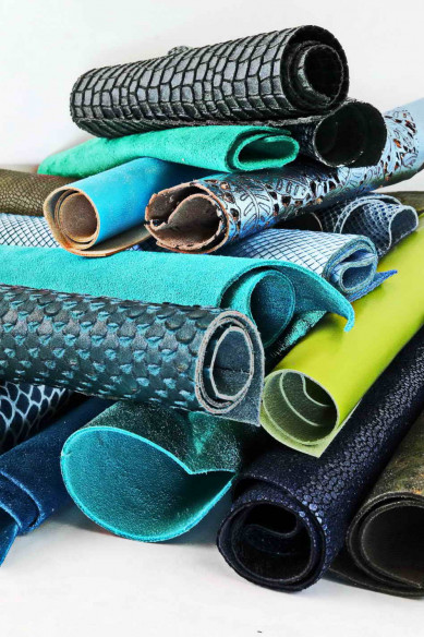 Sacchetto di ritagli di pelle miste, tonalità di BLU e VERDE, stampe, lamine, fantasie e morbidezze varie  da 0,300 a 1 kg