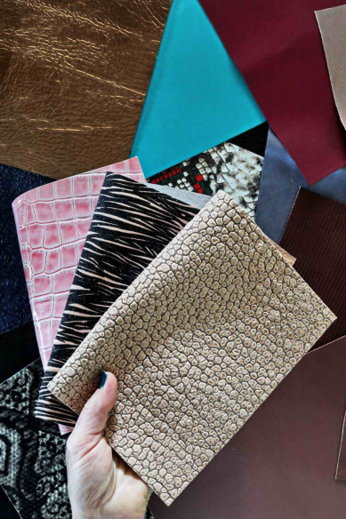 20 Scampoli di pelle casuali, stampati, tinta unita, laminati, pezzi pretagliati pellami selezionati, assortimento MIX, 25x20 cm