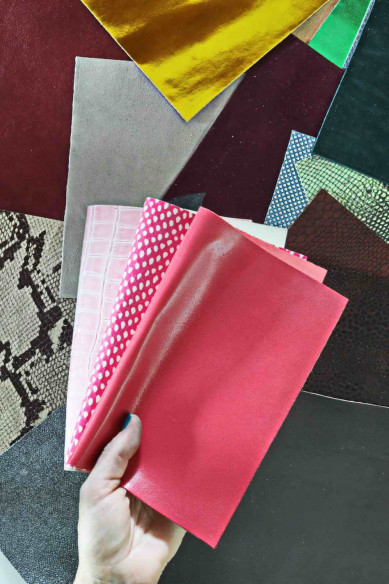 30 Scampoli di pelle casuali, stampati, tinta unita, laminati, pezzi pretagliati pellami selezionati, assortimento MIX, 25x20 cm