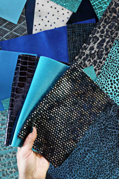 Scampoli di PELLAME BLU, pezzi di pelle pretagliati casuali, laminati, stampati, 25 x 20 cm