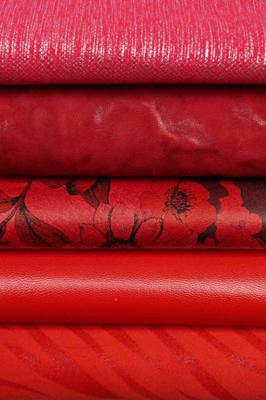 LOTTO di 10 PELLI casuali intere tono rosso, rosa e viola, lisce, laminate, stampate, stock di pellami misti in abbinamento