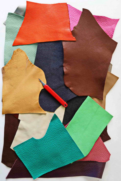Pebble and grainy calf leather scraps bag, solid colors and grain various, from 0,7 lbs to 2 lbs