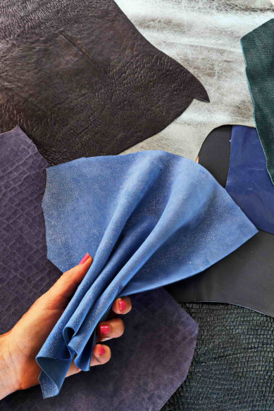 Scampoli di pelle miste color BLU, fantasie varie e tinta unita, ideali per l'artigianato  0,500 kg