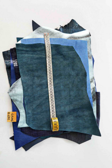 Scampoli di pelle miste color BLU, fantasie varie e tinta unita, ideali per l'artigianato  0,500 kg