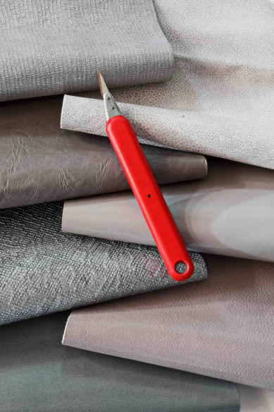 Scampoli di pelle miste color GRIGIO CHIARO, fantasie varie e tinta unita, ideali per l'artigianato  0,500 kg