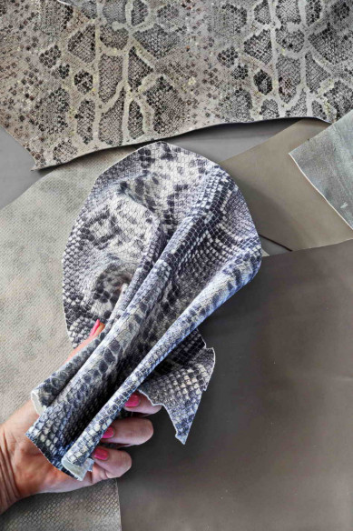 Scampoli di pelle miste color GRIGIO CHIARO, fantasie varie e tinta unita, ideali per l'artigianato  0,500 kg