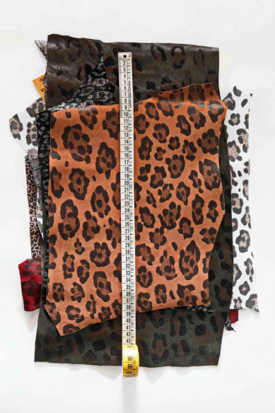 Scampoli di pelle miste stampa LEOPARDO, lamine, fantasie varie e morbidezze varie, ideali per l'artigianato  0,500 kg