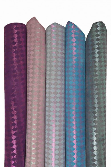 Pelle scamosciata laminata e stampata, pellame di camoscio metallizzato, capra morbida luminosa con disegno geometrico