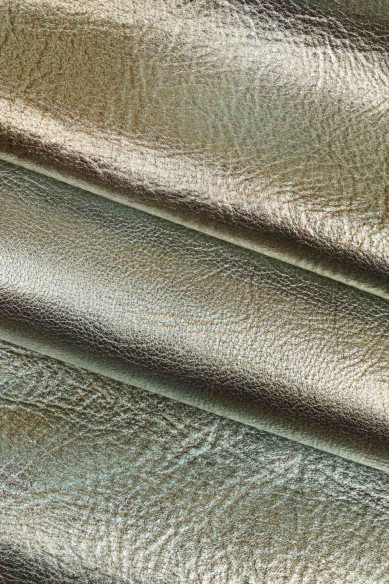 Pellame LAMINATO platino celeste, capra laminata sfumata, pelle lucida stropicciata, morbidezza media