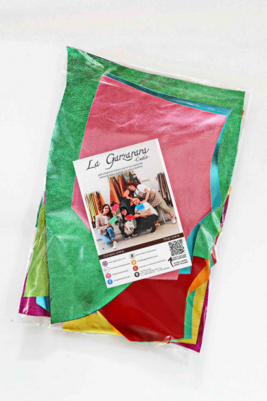 Sacchetto di ritagli di pelli laminati in colori ACCESI, pezzi metallizzati lisci con leggera grana o stropicciati    0,300 kg