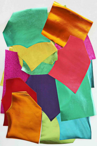 Sacchetto di ritagli di pelli laminati in colori ACCESI, pezzi metallizzati lisci con leggera grana o stropicciati    0,300 kg