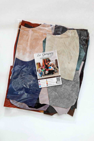 Sacchetto di ritagli di pelli con effetto CRACK, laminati e non, rifinizioni varie, pellami craquele' in pezzi   0,300 kg