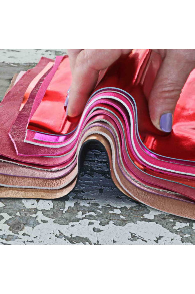 Ritagli di pelle Rosso e Rosa, scampoli laminati e NON, tinta unita, lisci, con grana, spessori e morbidezze varie    300 gr
