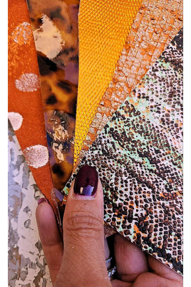 5 Ritagli di pellami unici selezionati, colori ARANCIONE e MARRONE, stampe varie, laminate e non, mix di fantasie come da  foto