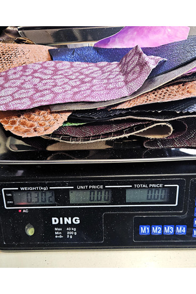 Leather offcuts, 2x4"/5x10 cm minimum measures, RANDOM selection, MIX of printed, metallic, solid colors, patent and vintage pcs