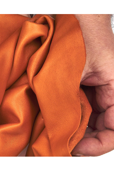 Pelle MORBIDA arancione, pellame setoso liscio, NAPPA su agnello per abbigliamento, pelli singole o lotti