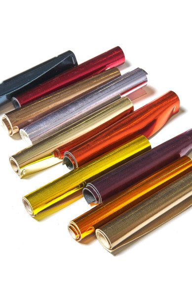 10 Ritagli di pelle laminata SPECCHIO, selezione casuale di scampoli metallizzati LISCI in diversi colori 15x12 cm