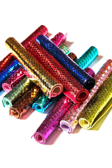 10 Ritagli di pellame laminato stampa PITONE selezione casuale di scampoli in colori vivaci  15x12 cm