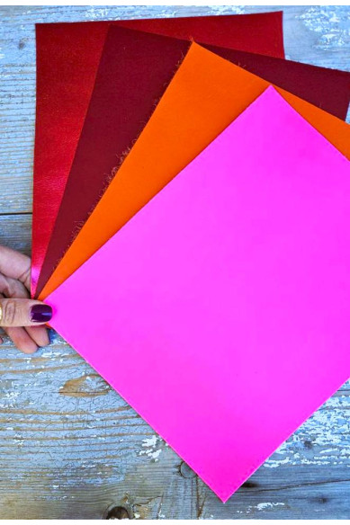 4 Ritagli di pellami unici selezionati, tinta unita, pezzi come da foto 20x25 cm, spessori e rifinizioni varie