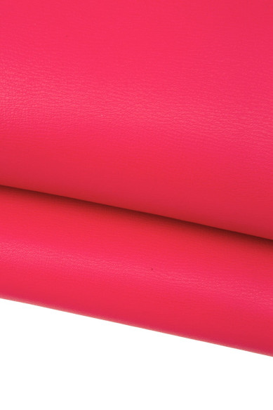 Vitello rosso magenta, pelle con GRANA PICCOLA leggera, pellame semi-lucido 1.6 -1.8 mm un pò rigido