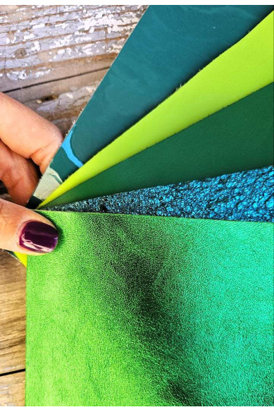 5 Ritagli di pellami unici selezionati, tinta unita verde, rifinizioni e spessori diversi, pezzi come da foto 20x25 cm