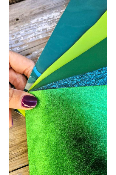 5 Ritagli di pellami unici selezionati, tinta unita verde, rifinizioni e spessori diversi, pezzi come da foto 20x25 cm