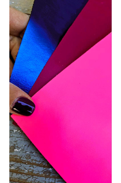 3 Ritagli di pellami unici selezionati, tinta unita, blu, rosa fluo e magenta, rifinizioni diverse pezzi come da foto  20x25 cm