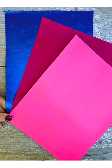 3 Ritagli di pellami unici selezionati, tinta unita, blu, rosa fluo e magenta, rifinizioni diverse pezzi come da foto  20x25 cm