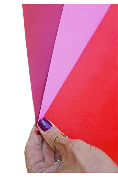 3 Ritagli di pellami unici selezionati, tinta unita, rosa e rosso, pezzi come da foto  20x25 cm