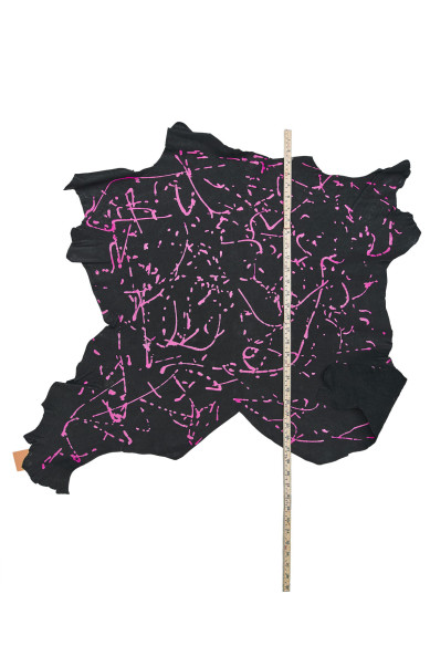 Pelle nera - fuxia, pellame sportivo nero con GRANA piccola stampa rosa, capra motivo SCHIZZO per artigiani