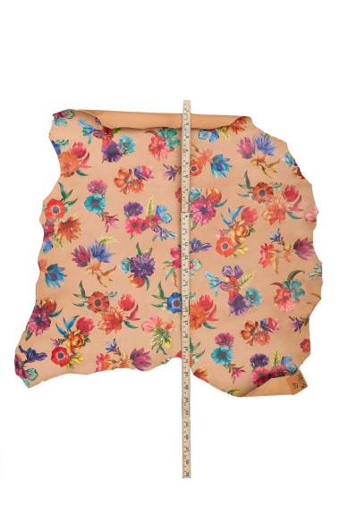 Pelle stampa FLOREALE MULTICOLOR su base camoscio rosa carne, pellame capra motivo a fiori morbida
