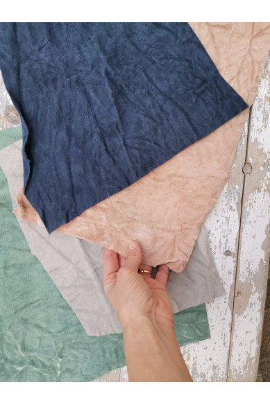 7 ritagli di pellami unici selezionati, pezzi di pelle scamosciati stropicciati palette colori pastello, come da foto