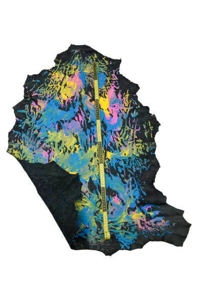 Pelle colorata STROPICCIATA, montone lavato nero con stampa astratta MULTICOLOR, pelle morbida opaca