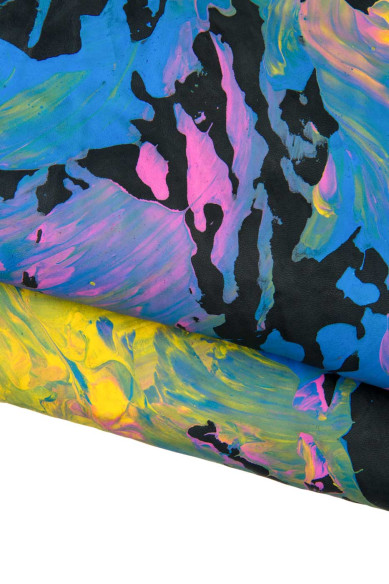 Pelle colorata STROPICCIATA, montone lavato nero con stampa astratta MULTICOLOR, pelle morbida opaca